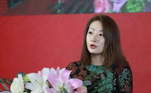 她是"钻石王老五",父亲身家500亿,却因"一句话"遭网友痛批_宗馥莉