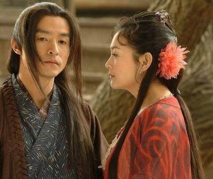 1976年在新加坡出生,2005年,因为在电视剧《宝莲灯》中饰演丁香而被