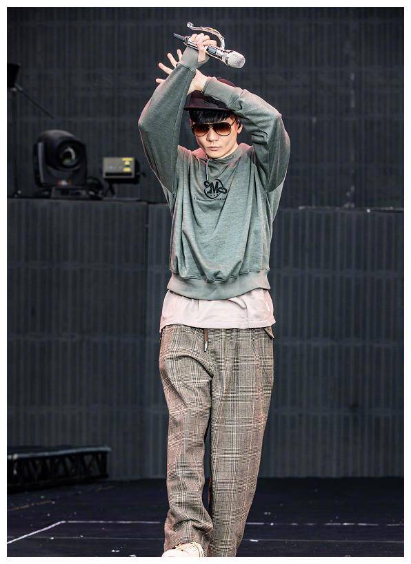 有种"整容"叫做林俊杰梳背头,本以为很违和,结果却帅到犯规_时尚_年轻