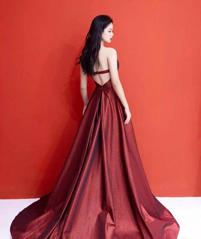 王鸥的"孜然味"羊腿袖礼服好美看看姐姐最近的礼服有多美吧!