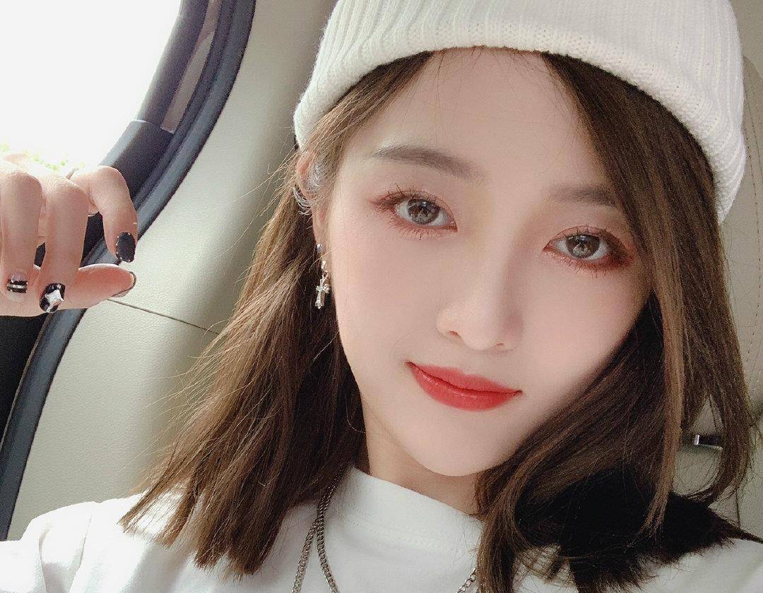 原创吴宣仪是哪来的有趣漂亮宝贝做美甲做到手指晒黑有被逗笑到