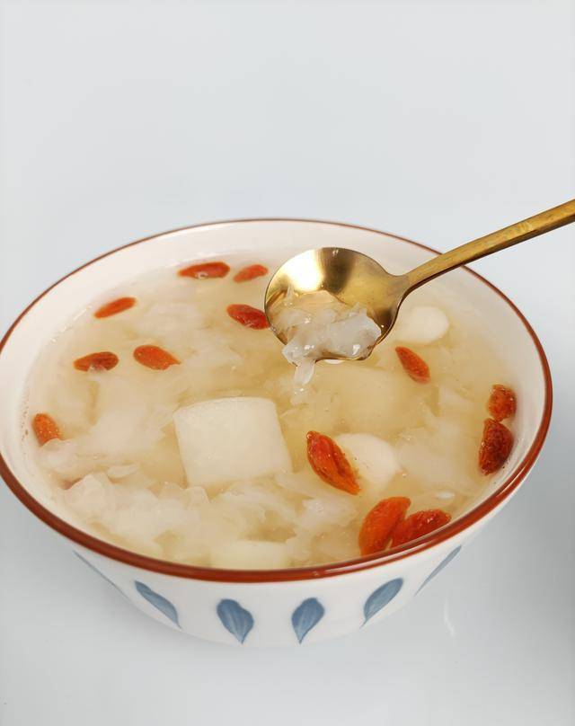 原创入秋后的美食推荐清爽的雪梨荸荠银耳羹