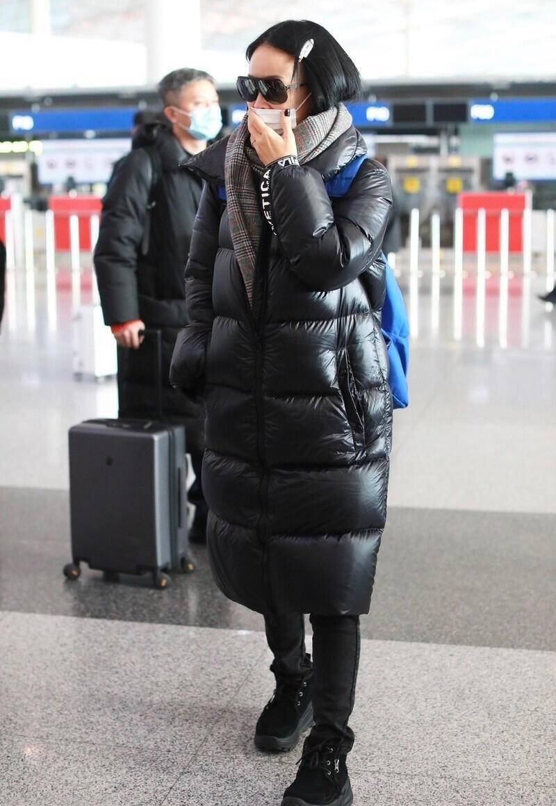 原创67年的那英保养得真好素颜穿一身黑造型走机场气场也不弱