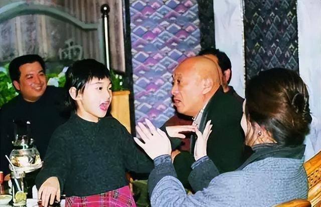 人凌峰:29年婚姻有泪水,77岁隐居泰国,与家人很少联系_大陆_台省_生活