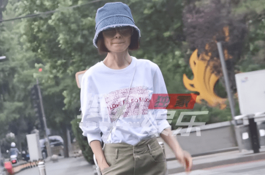 52岁鲁豫近照脸颊凹陷 麻杆腿快成筷子了