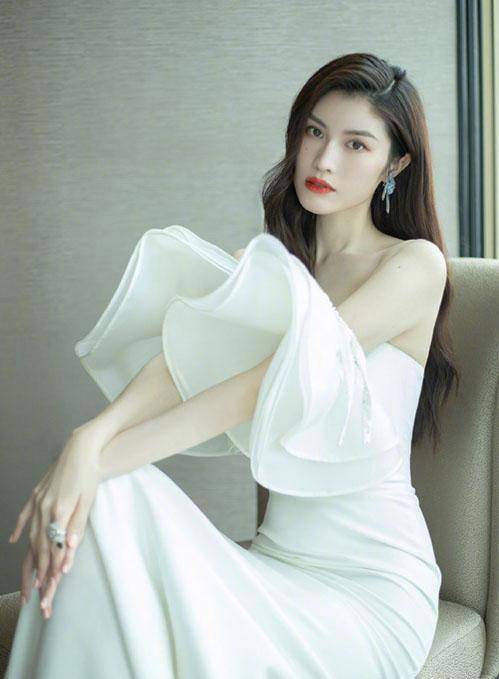 何穗真是白到发光!