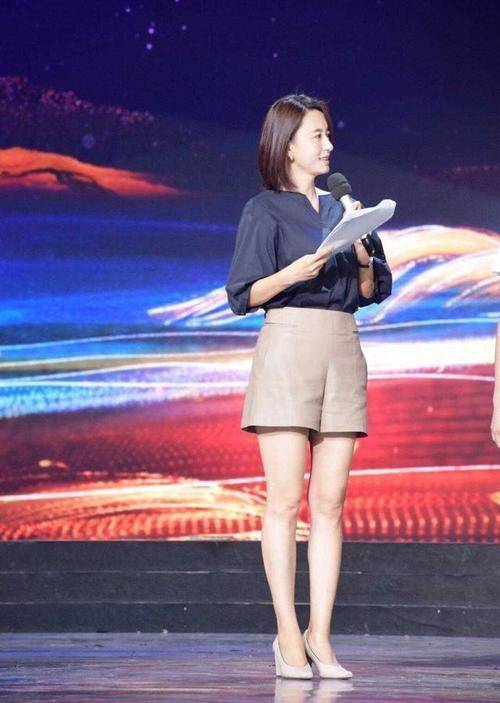 张蕾穿衣真时髦,西装 纱裙,风衣 衬衫裙,春夏照穿休闲又高贵_小润