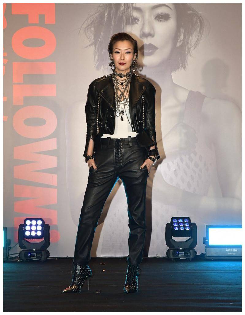 林心如晒皮衣造型,小腿这么粗还敢穿皮裤,裤子紧绷勒出褶皱_气质_魅力