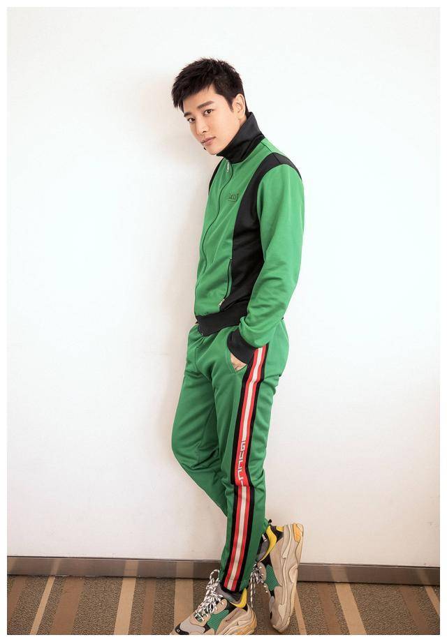 贾乃亮离婚后风格改变了,一身行头很时尚,他确实不适合嘻哈风