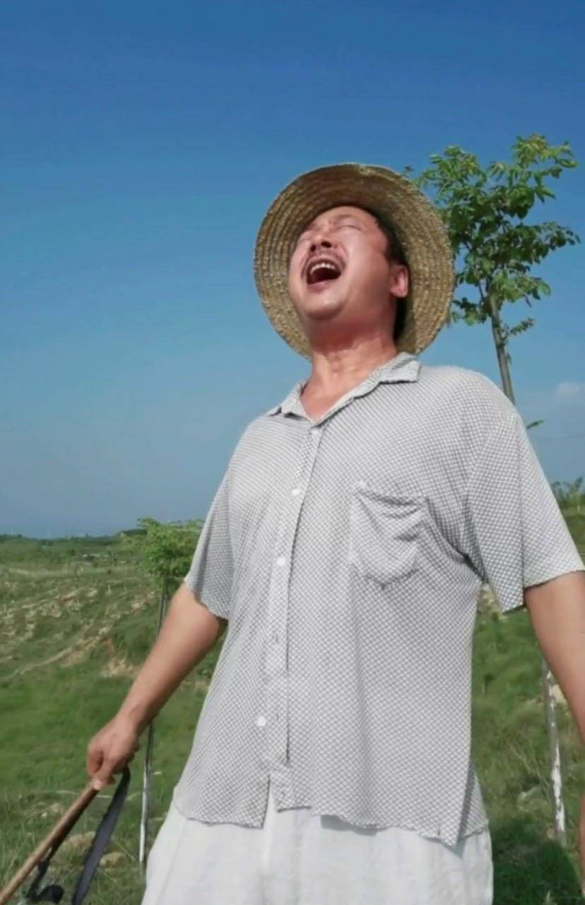 《燕子李三》张立晒近况,54岁打扮如农民,山上放羊嘶声力竭唱歌