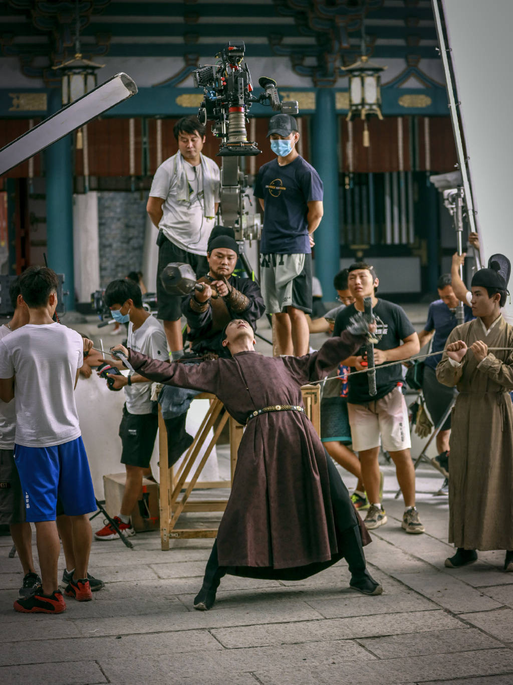 许魏洲常备两套戏服,看到幕后花絮,才知男演员拍戏日常有多真实