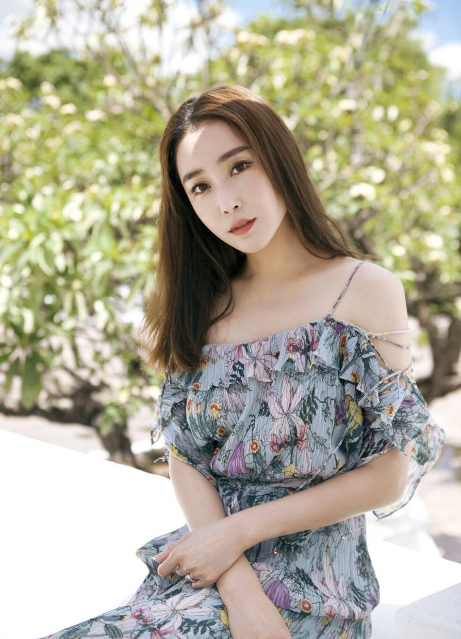 杜若溪晒一家三口近照穿白色连衣裙素颜出镜小腹隆起疑怀二胎