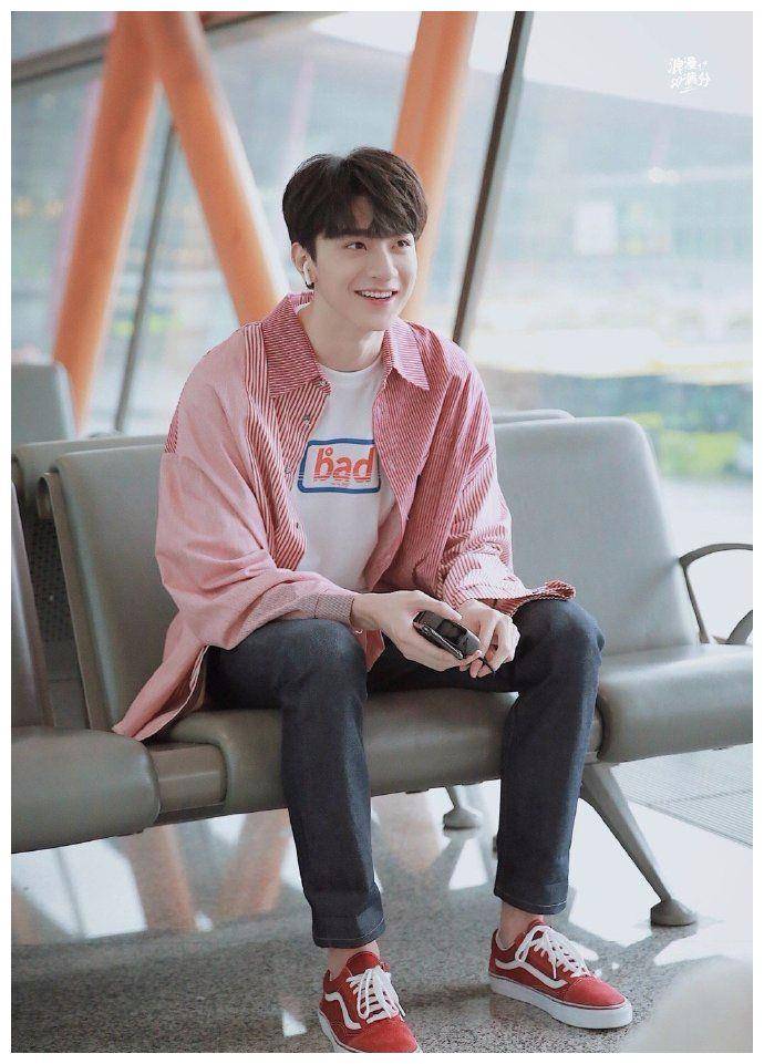 生活中和星街摄影中非常常用的品牌,简单舒适,红色的旺斯配上林一的脚