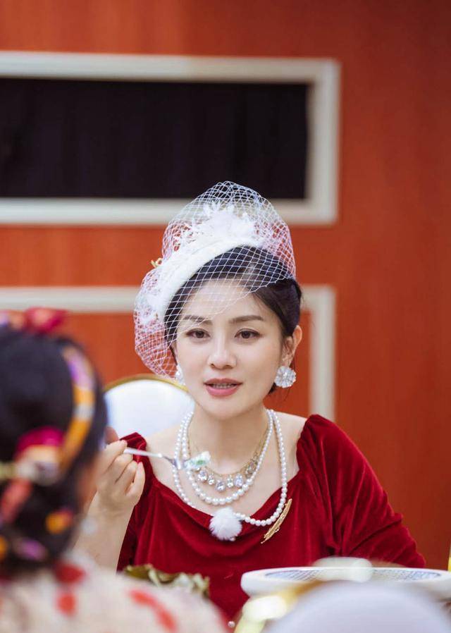 原创44岁胡可真年轻穿碎花裙气质减龄戴兔耳朵发饰甜美俏皮