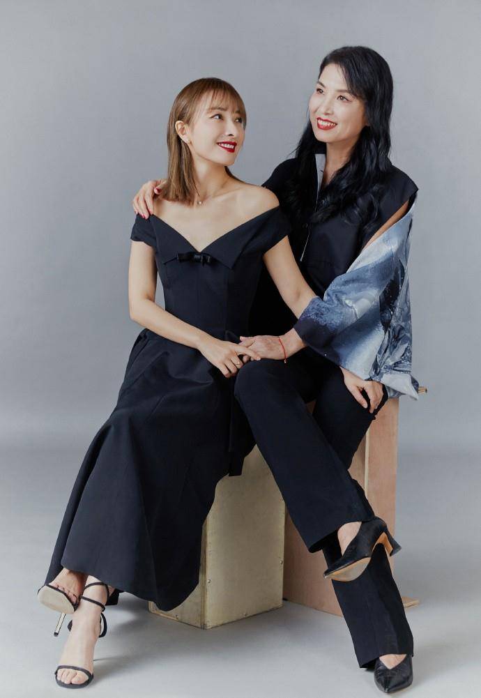 吴昕携妈妈拍母女照昕妈穿一身黑好优雅却被少女心指甲抢了镜