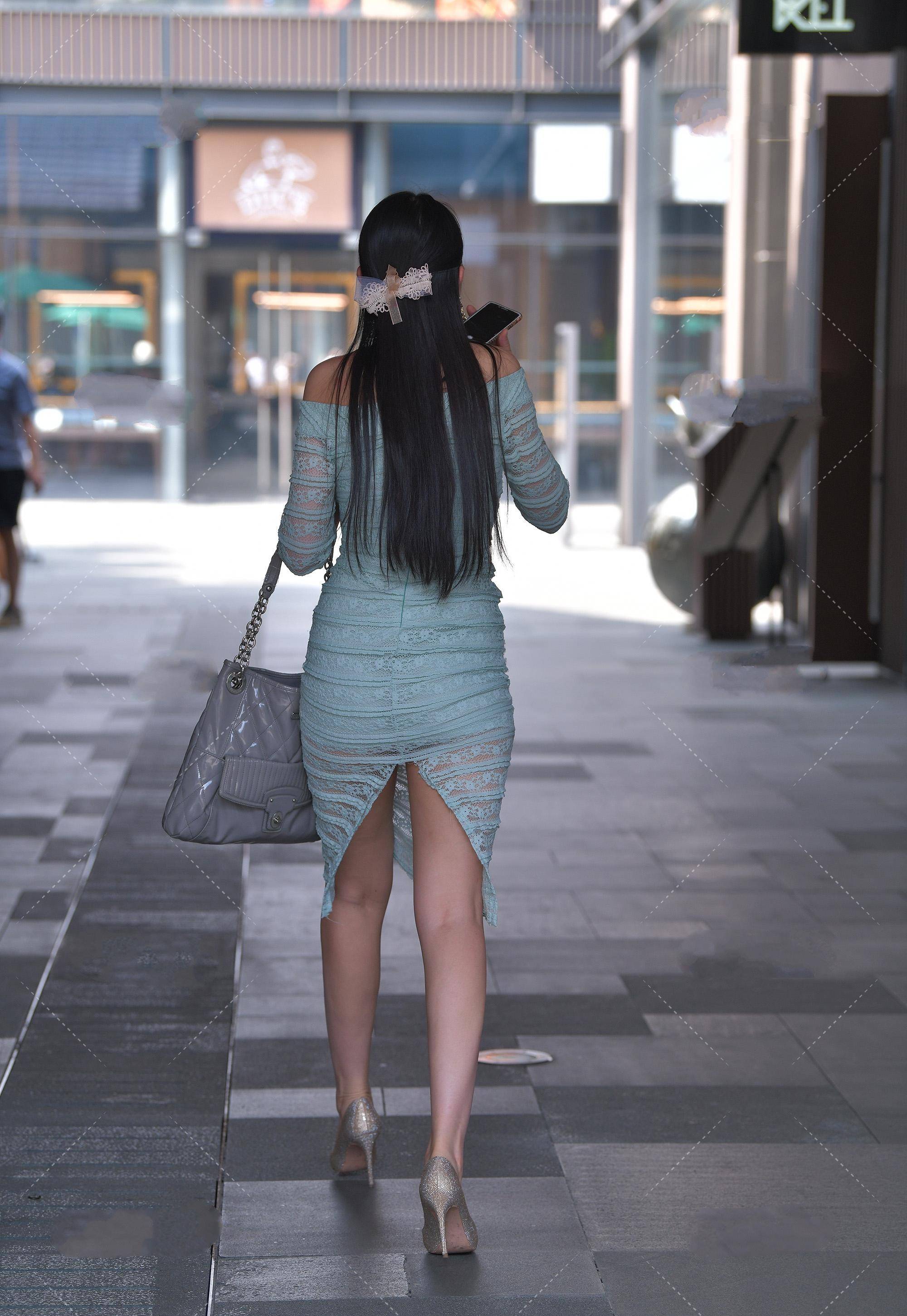 一字肩蓝色连衣裙搭配高跟鞋,优雅且时尚,凸显独特气质