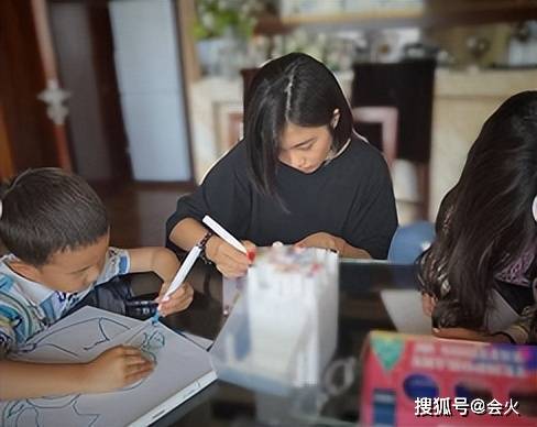 黄磊三个子女同框画画!5岁儿子五官太像爸