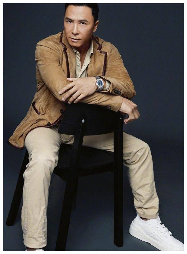 作为功夫明星,甄子丹的身体非常棒. 这个身体并不瘦,也不胖,很