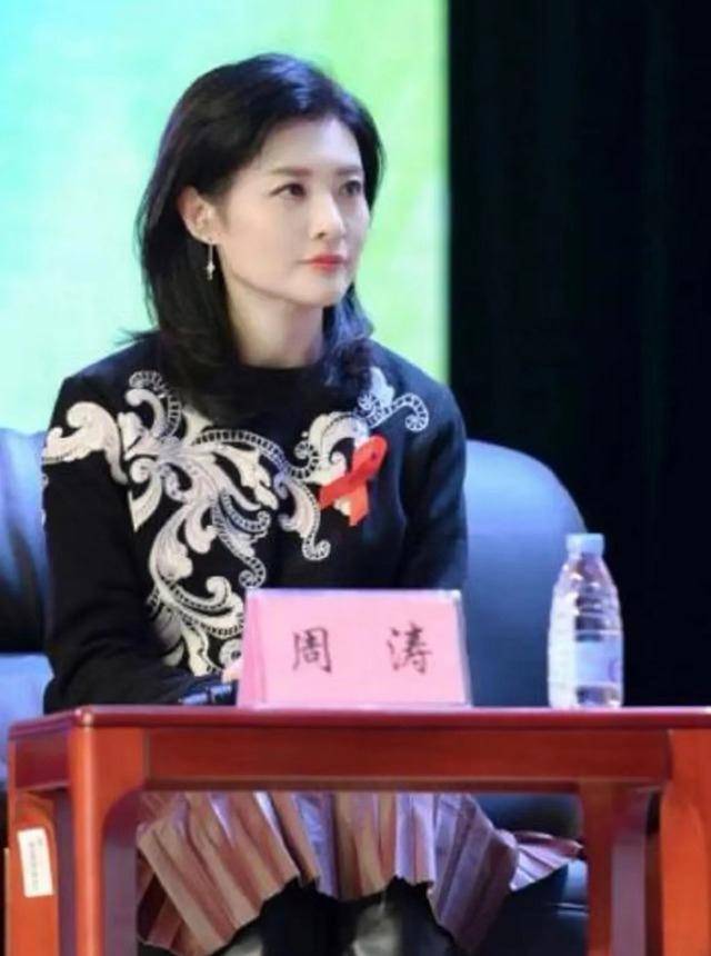 原创54岁周涛近照曝光皮肤白嫩光滑五官依旧娇嫩