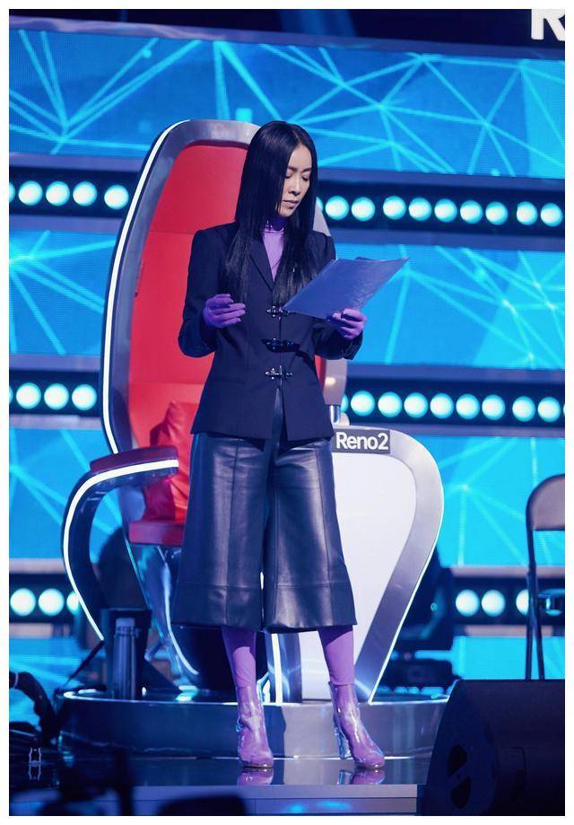 这次那英真高调,亮片衫配不规则半裙,脚踩过膝长靴身材哪像52岁_黑色