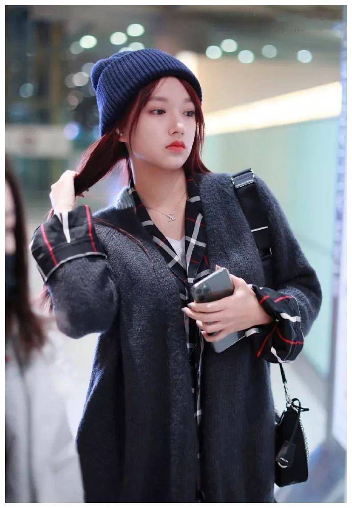 程潇穿件针织衫走机场,都美得出众_衣服_look_对比