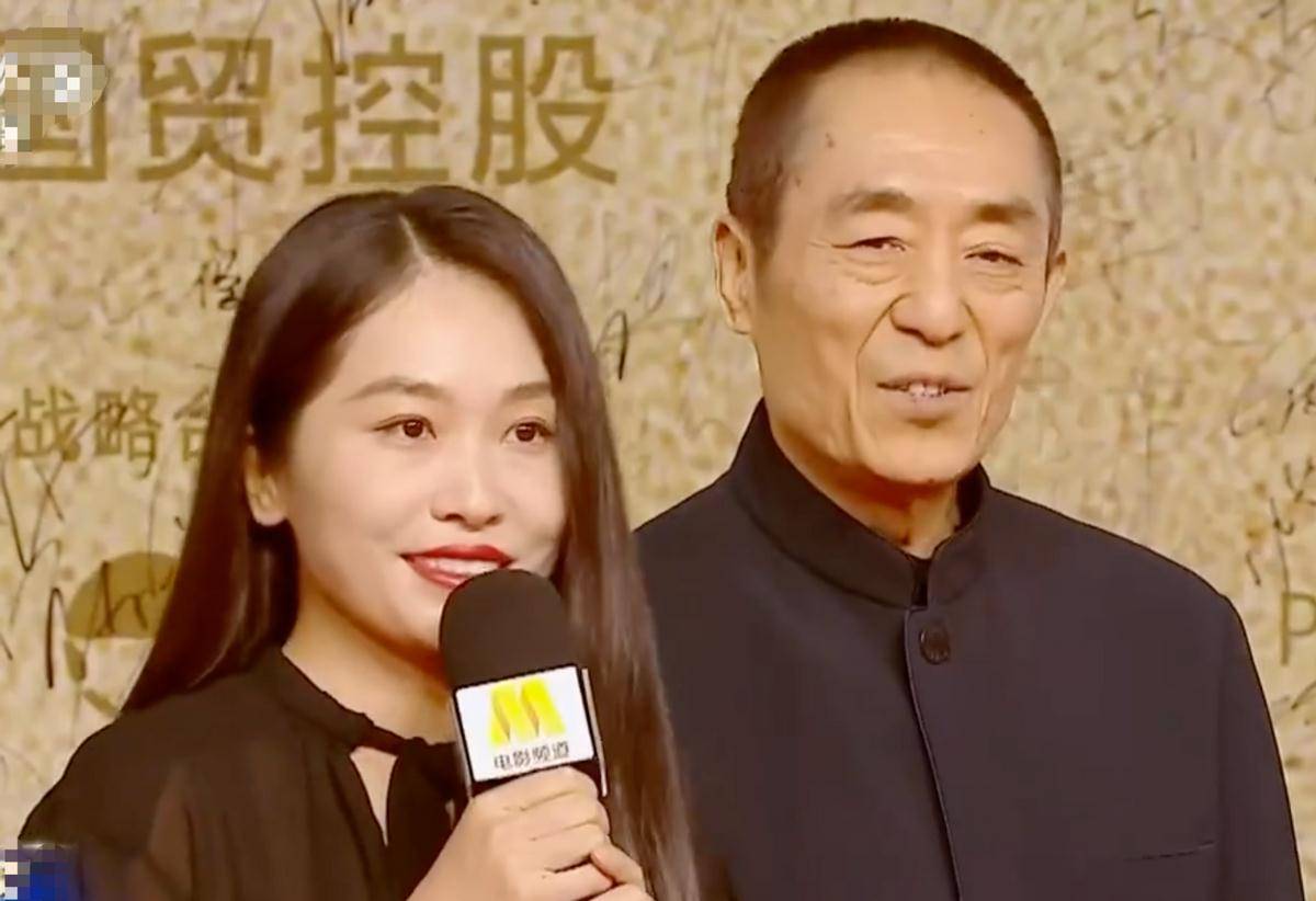原创张艺谋和38岁女儿罕见同框张末涂红唇气场强眼睛嘴巴超像爸