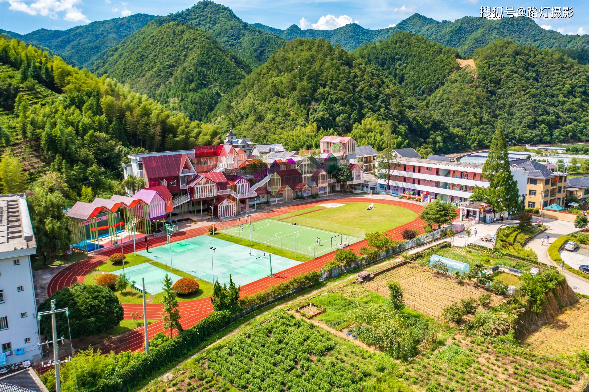 中国最美乡村小学，像一座梦幻城堡，许多家长想让孩子转学来这里