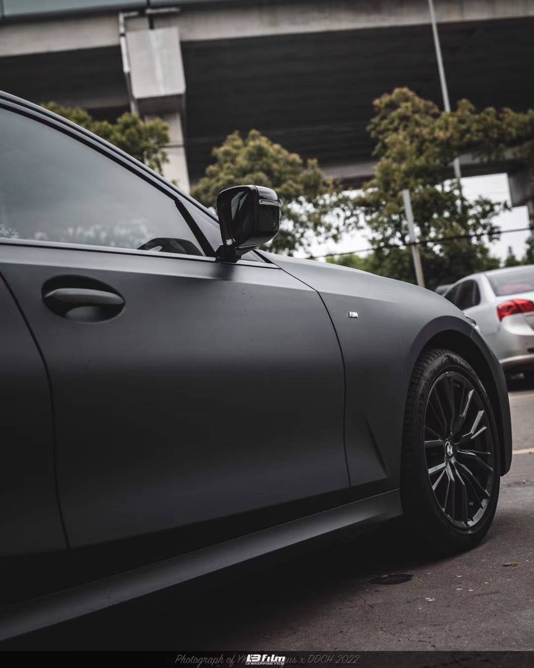 帅炸了的颜色宝马3系lbfilm磨砂黑改色膜