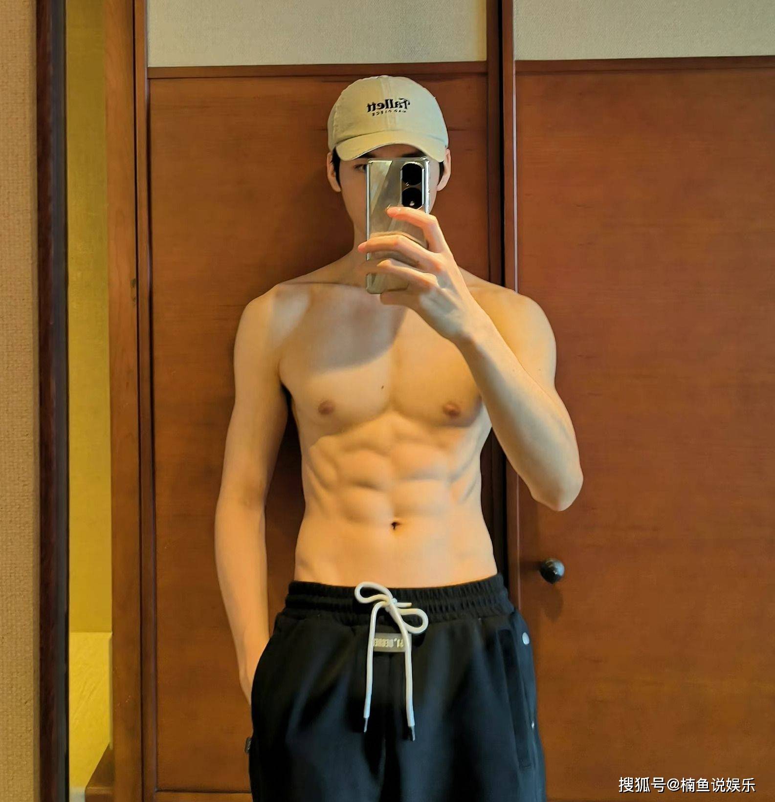 龚俊变身肌肉猛男，在健身房晒八块腹肌，贵公子线条感堪比教练_身材_角色_绅士