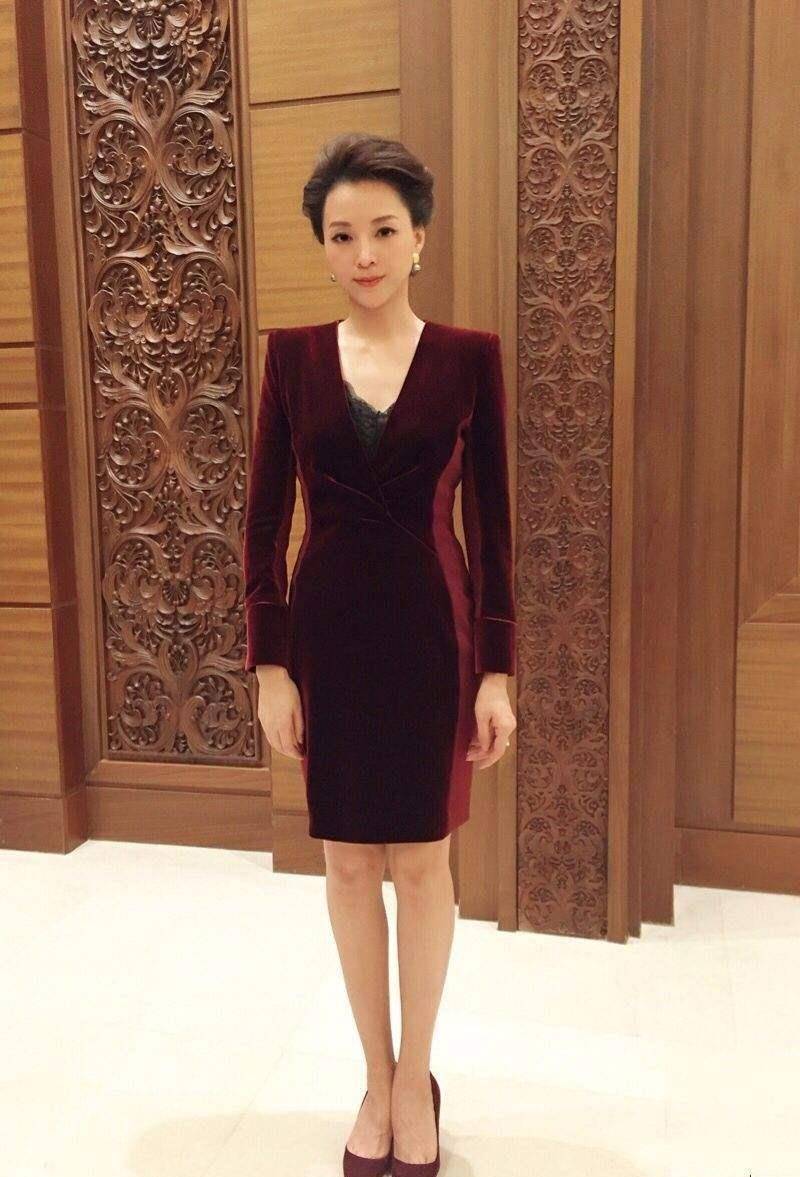 董卿长胖后更美了,穿印花衬衫配包臀裙端庄优雅,不愧是电视主持_时尚
