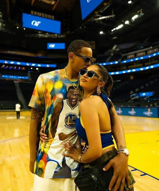 原创湖勇流量双加成安德森穿科比球衣携美艳女友看球球迷起立鼓掌