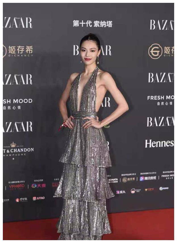 原创钟楚曦身材是真羡慕穿礼服深v开叉低到肚脐上小腹平坦无赘肉