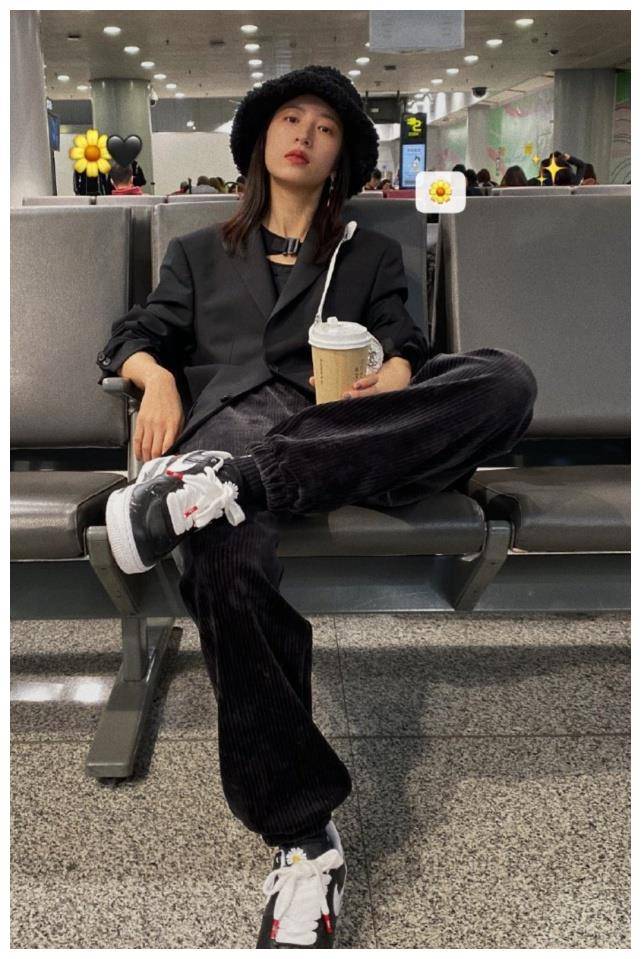 原创周雨彤太牛了国内未发售的耐克鞋她早已穿上看到效果酸了