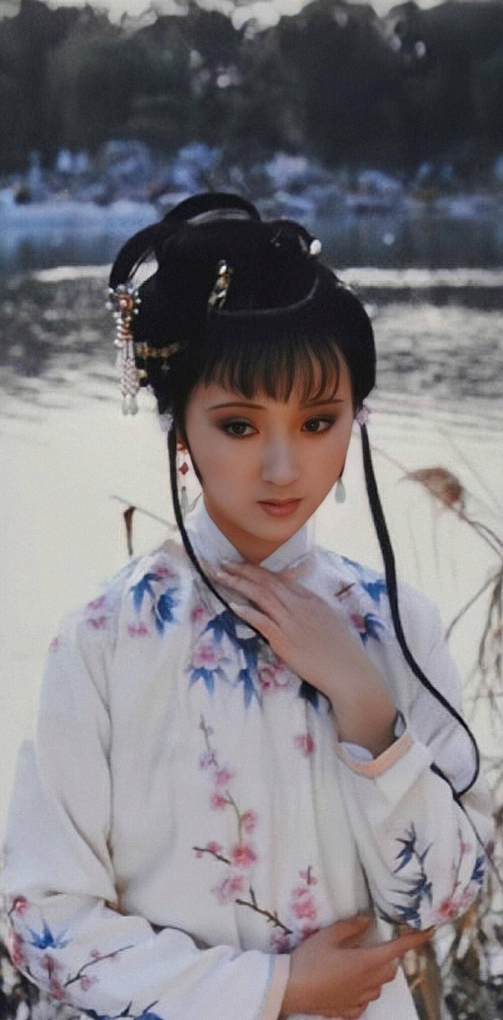 原创别吹捧直角肩了这5位溜肩女演员告诉你溜肩演古装才有味道