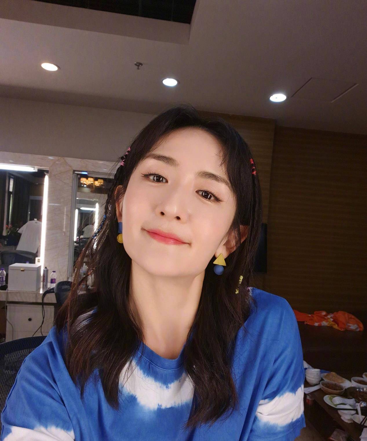 原创谢娜样貌似少女太减龄的秘诀在哪里可爱耳环戴出青春时尚之美