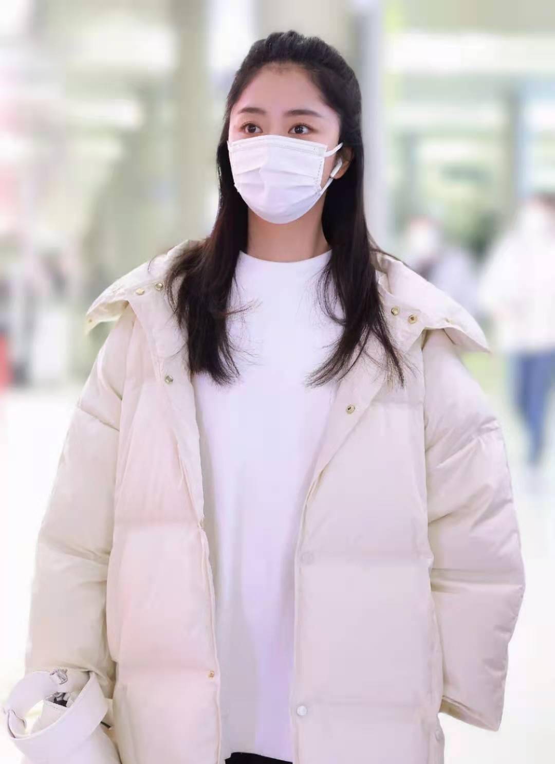 原创谭松韵不愧是小个子穿搭榜样穿羽绒服配半扎发好显高