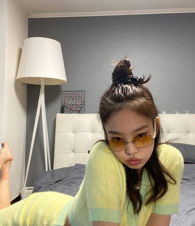 原创jennie太敢穿穿粉色豹纹吊带惊艳亮相展现纤瘦好身材