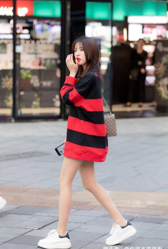 原创路人街拍美女清爽的一字肩搭配阔腿裤看着更显骨感美