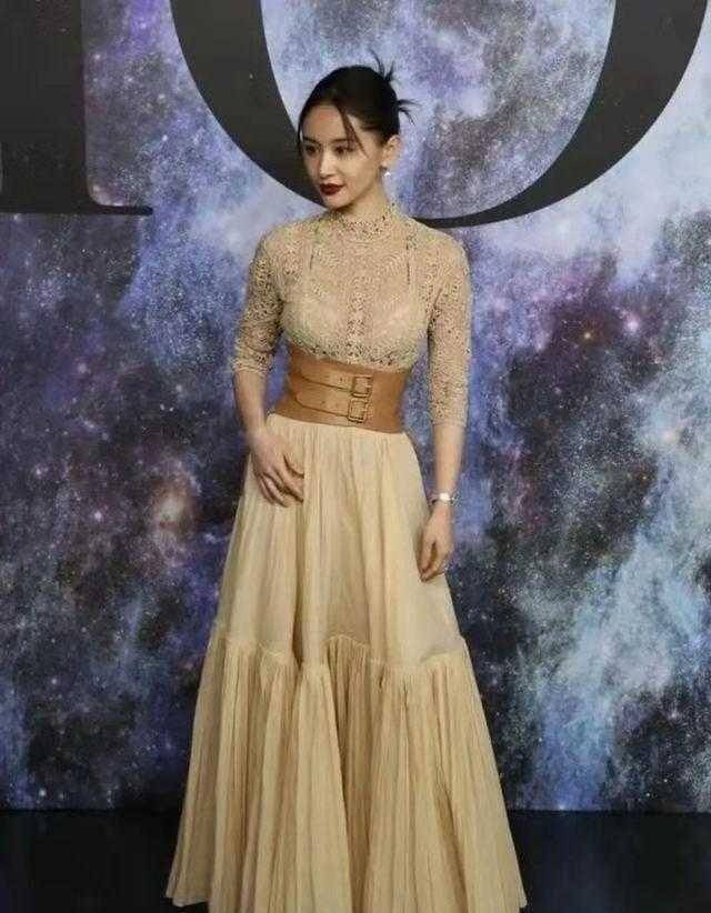 原创王子文一点也不像当妈的人身材好到任性穿蕾丝上衣直接透内衣
