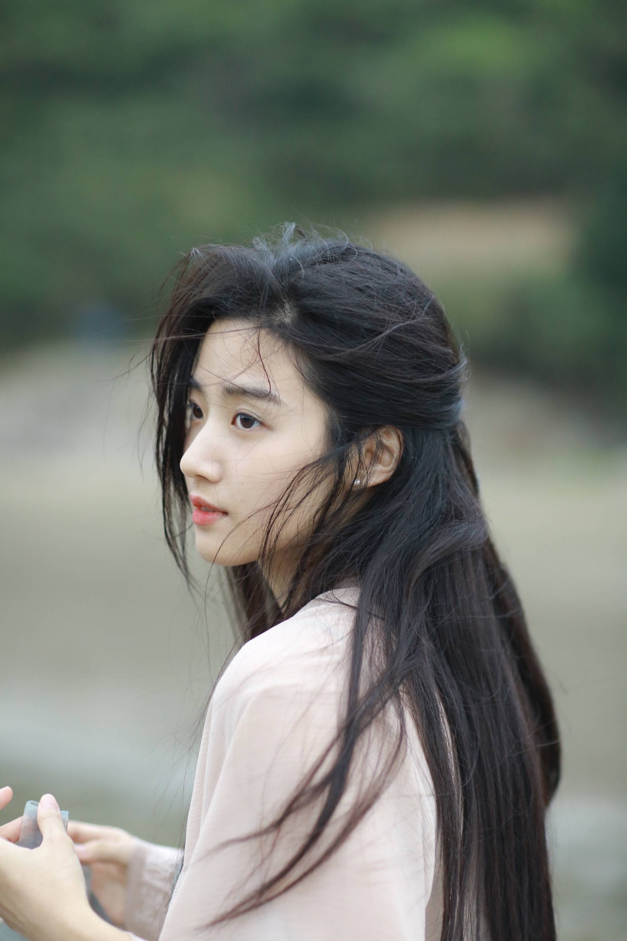 青春女星卢昱晓身穿古装服拍写真,清纯可爱,宛如年轻