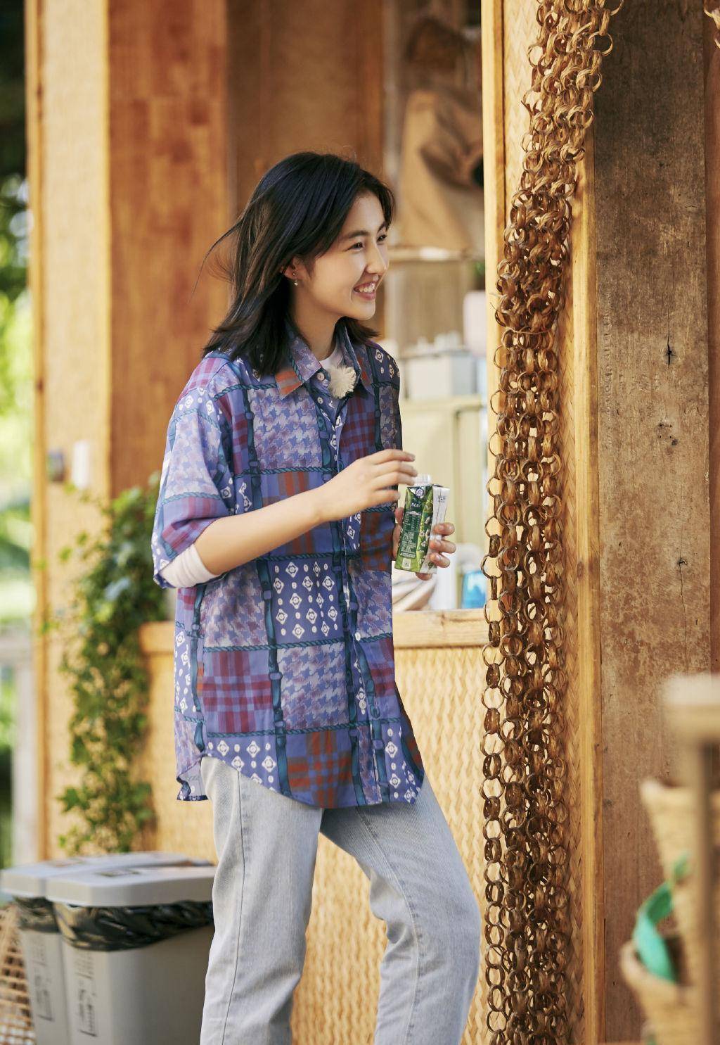 原创高考后的张子枫真放松穿星空衬衫配直筒牛仔裤眉眼弯弯好甜美