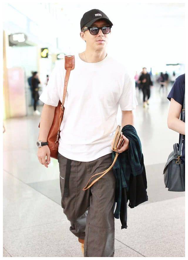 韩庚机场现身走男团风自背大包青春活力但为啥不系鞋带