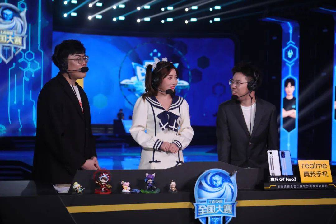 7月3日,身着西服的阿三出现在总决赛解说席上.