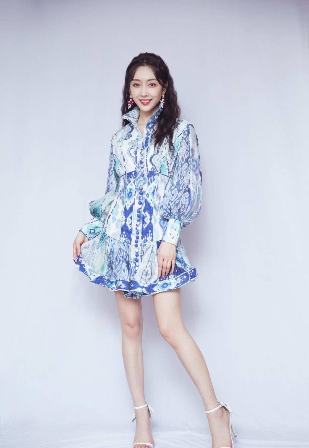 原创宣璐哪像90后的人穿一身粉秀白皙大长腿说00后都有人信