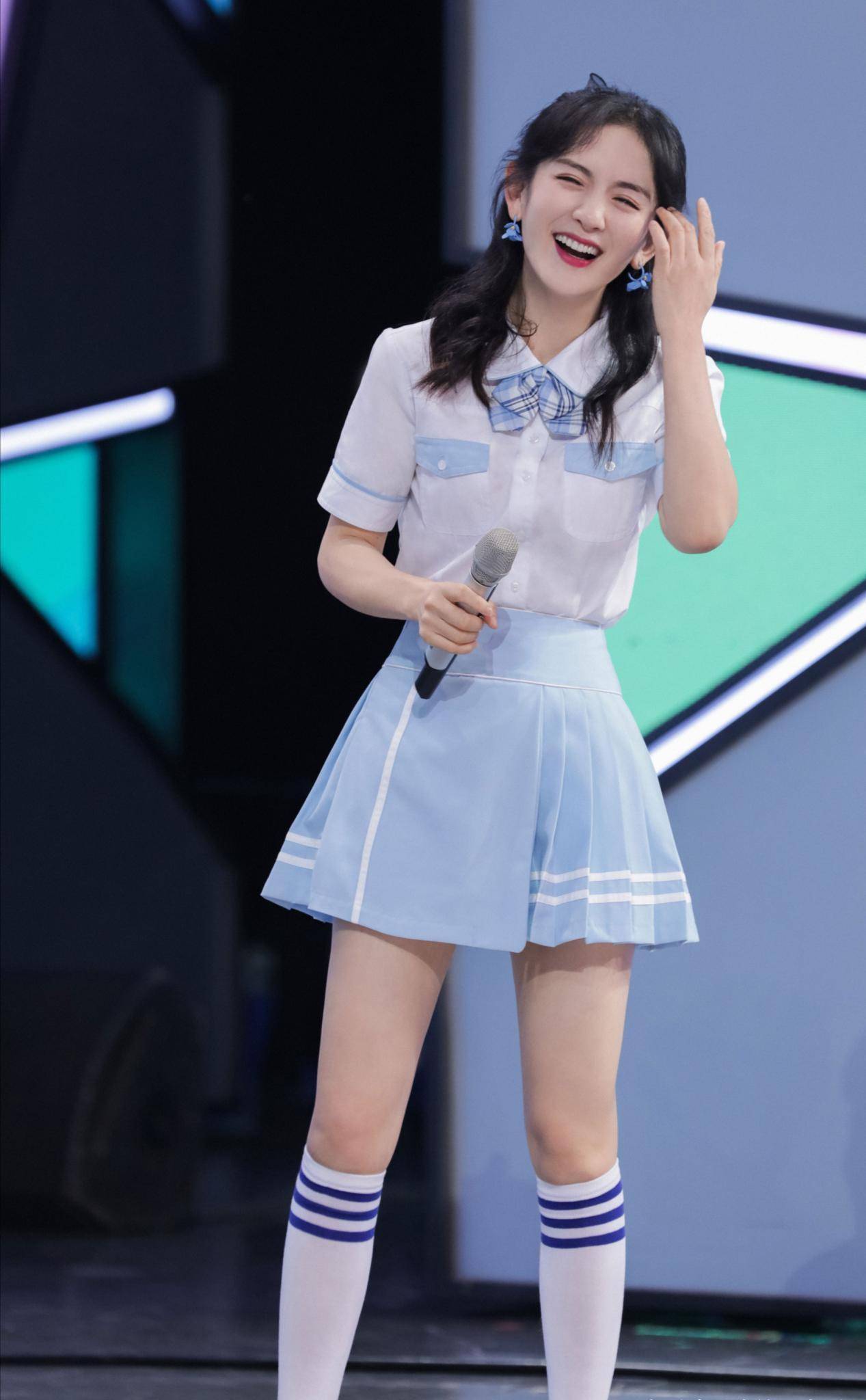 蓝色牛仔外套配t恤青春减龄,一双美腿直又长_女生_连衣裙_短裤