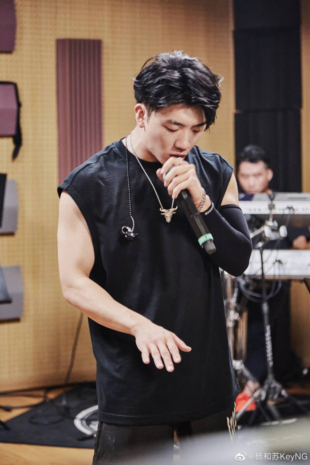 2017年杨和苏唱了《中国有嘻哈》的主题曲《r!