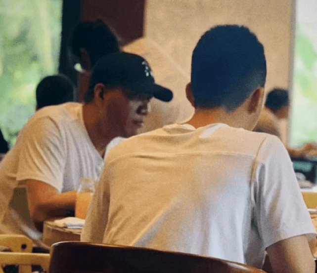胡军陪家人三亚游玩,13岁康康身材健硕好帅气