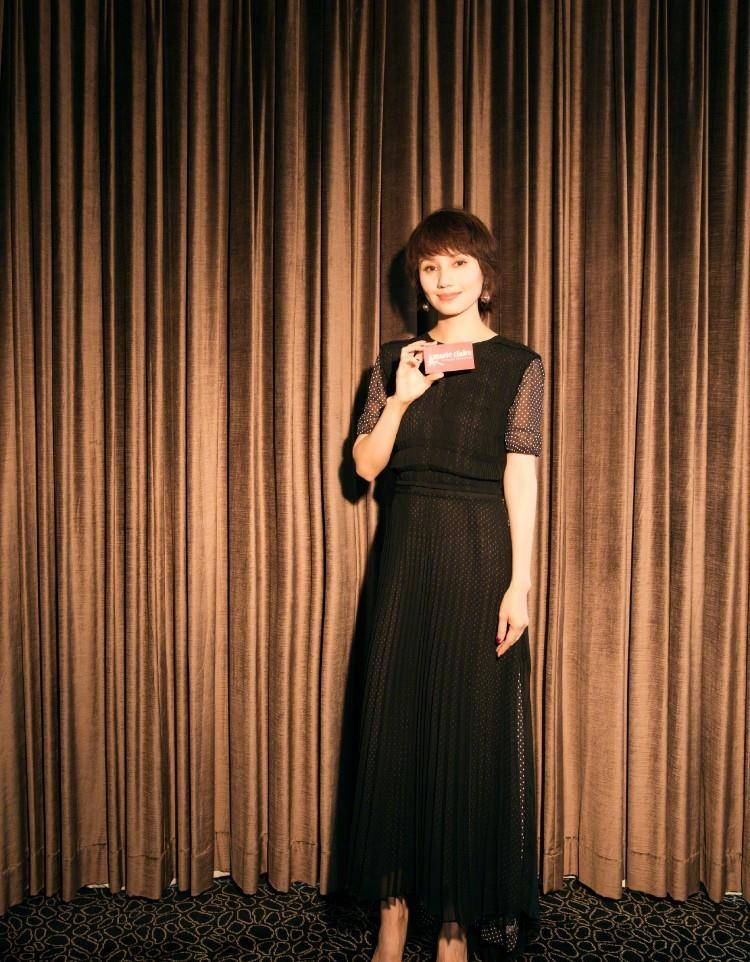 原创袁泉的身材堪比超模穿黑色露背裙秀出蝴蝶背状态好的不像70后