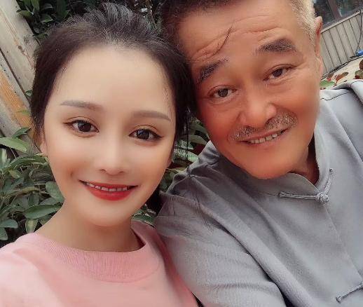 但即使老婆和女儿的小日子都过的相当幸福,赵本山本人的生活还是一如