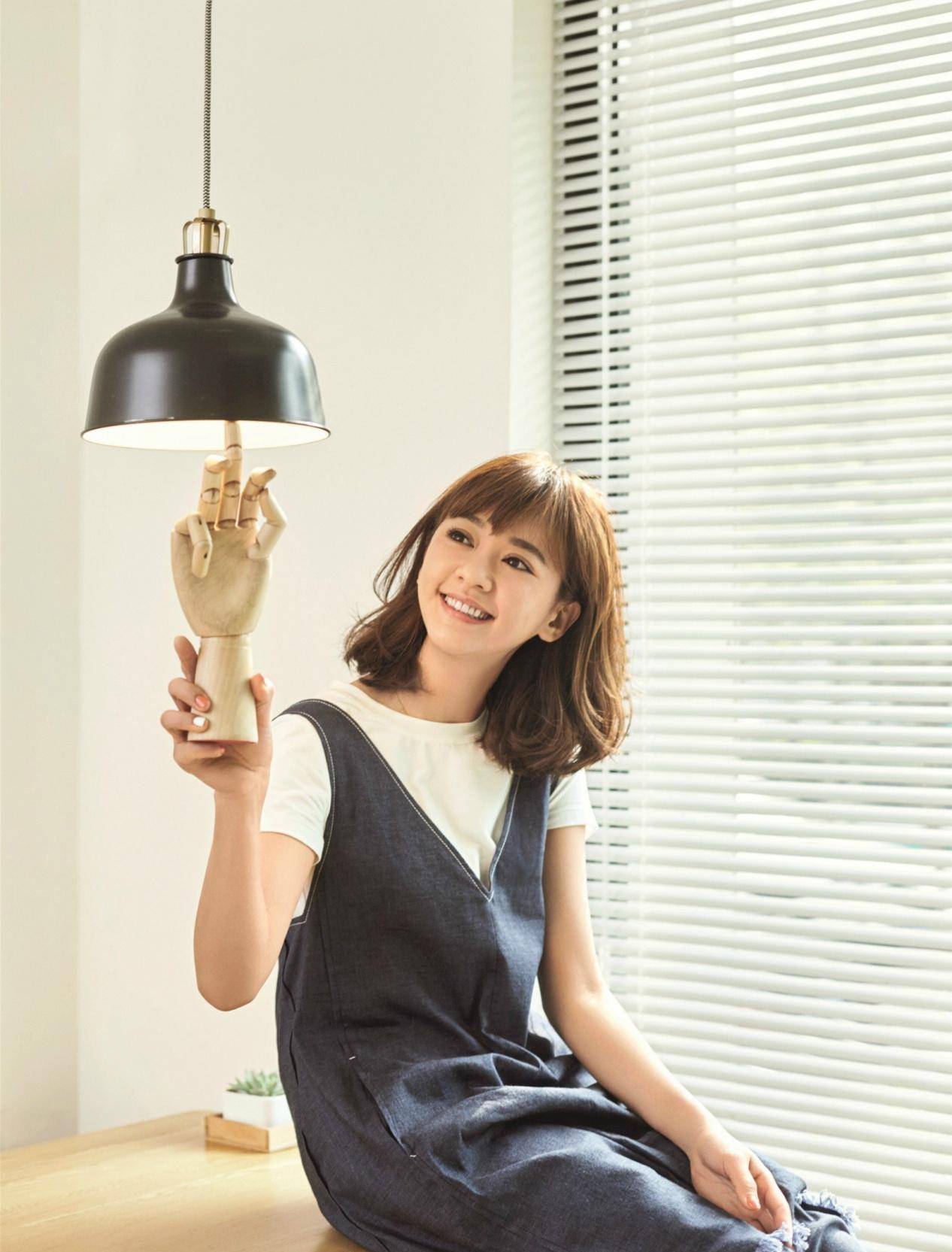 原创陈意涵真会玩t恤配休闲裤钻儿子的玩具车37岁少女心不减